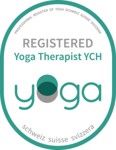 Label Registered Yoga Therapist YCH. Die im Berufsregister eingetragenen Yogatherapeutinnen und Yogatherapeuten tragen den Titel Komplementärtherapeut/ -in mit eidgenössischem Diplom oder Komplementärtherapeut/-in mit Branchenzertifikat OdA KT gemäss den Kriterien der Organisation Komplementärtherapie.