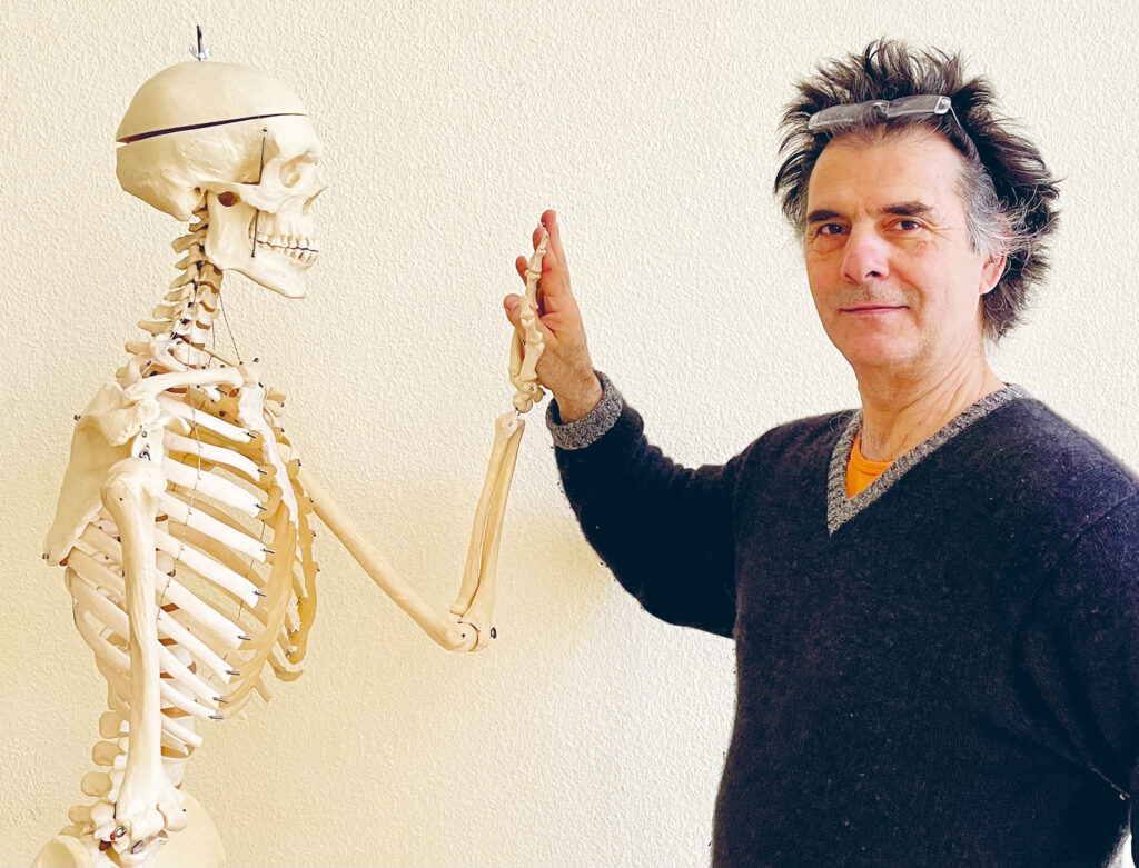 Ein Skelett begrüsst den Yogareferenten Hansjörg Straumann mit einem High Five und zeigt so den Menschen in Aktion.