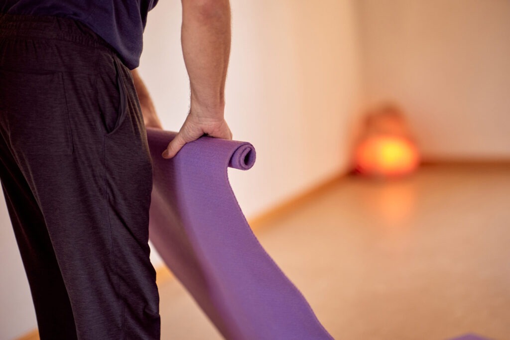 Yogi rollt die Matte.