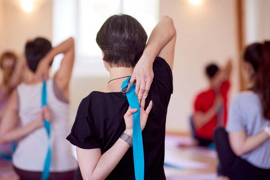 Gomukhasana mit Hilfsmittel Gurt.
