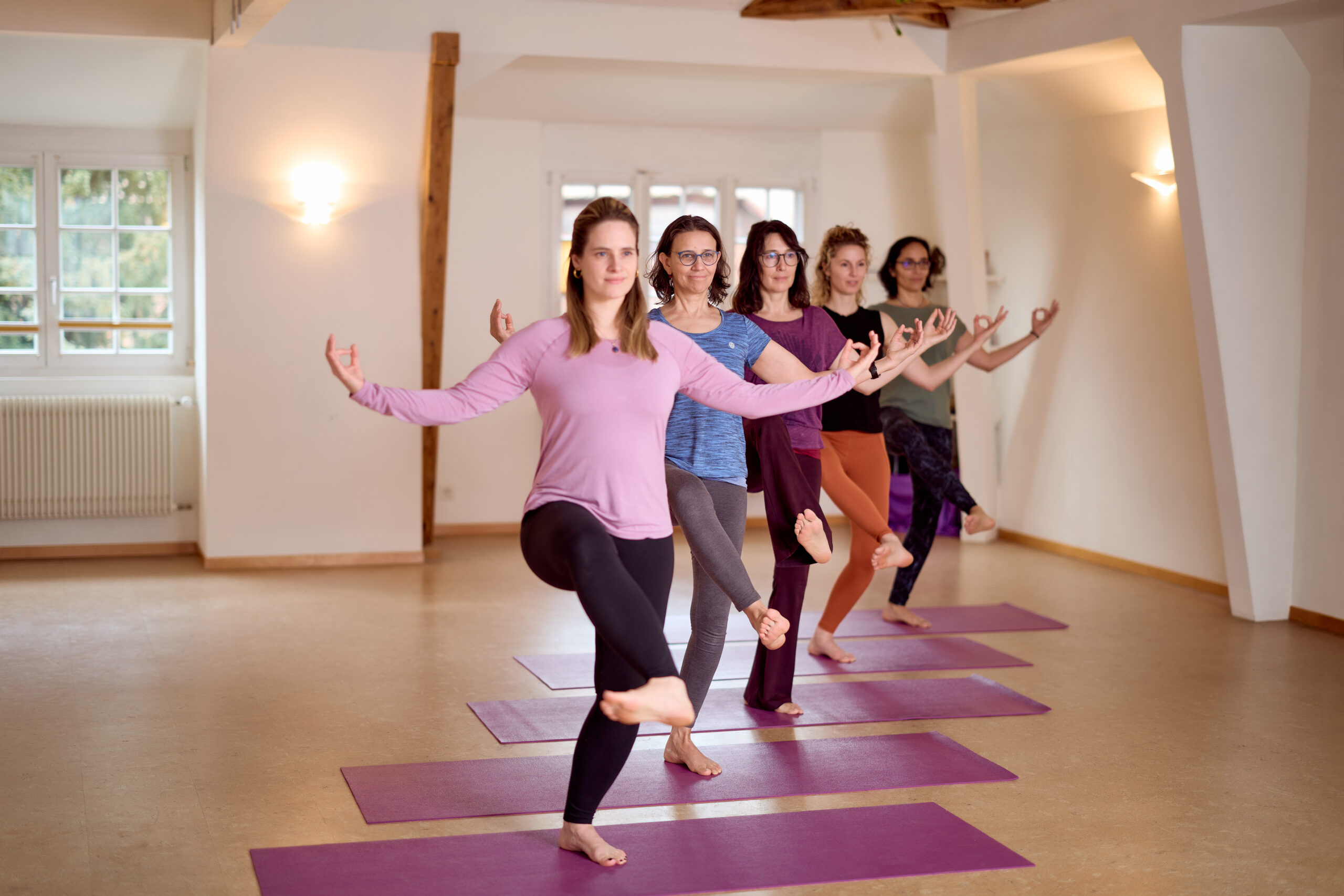 Yoga Lehrer Ausbildung Teacher Trainings – Schülerinnen im Asana Tänzer Natarajasana