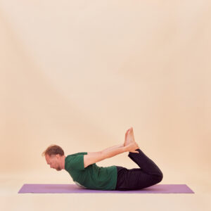 Bogenhaltung (dhanurasana)