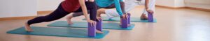 Yoga Therapie Ausbildung Schweiz – Teilnehmende praktizizeren sanfte Dehnübungen