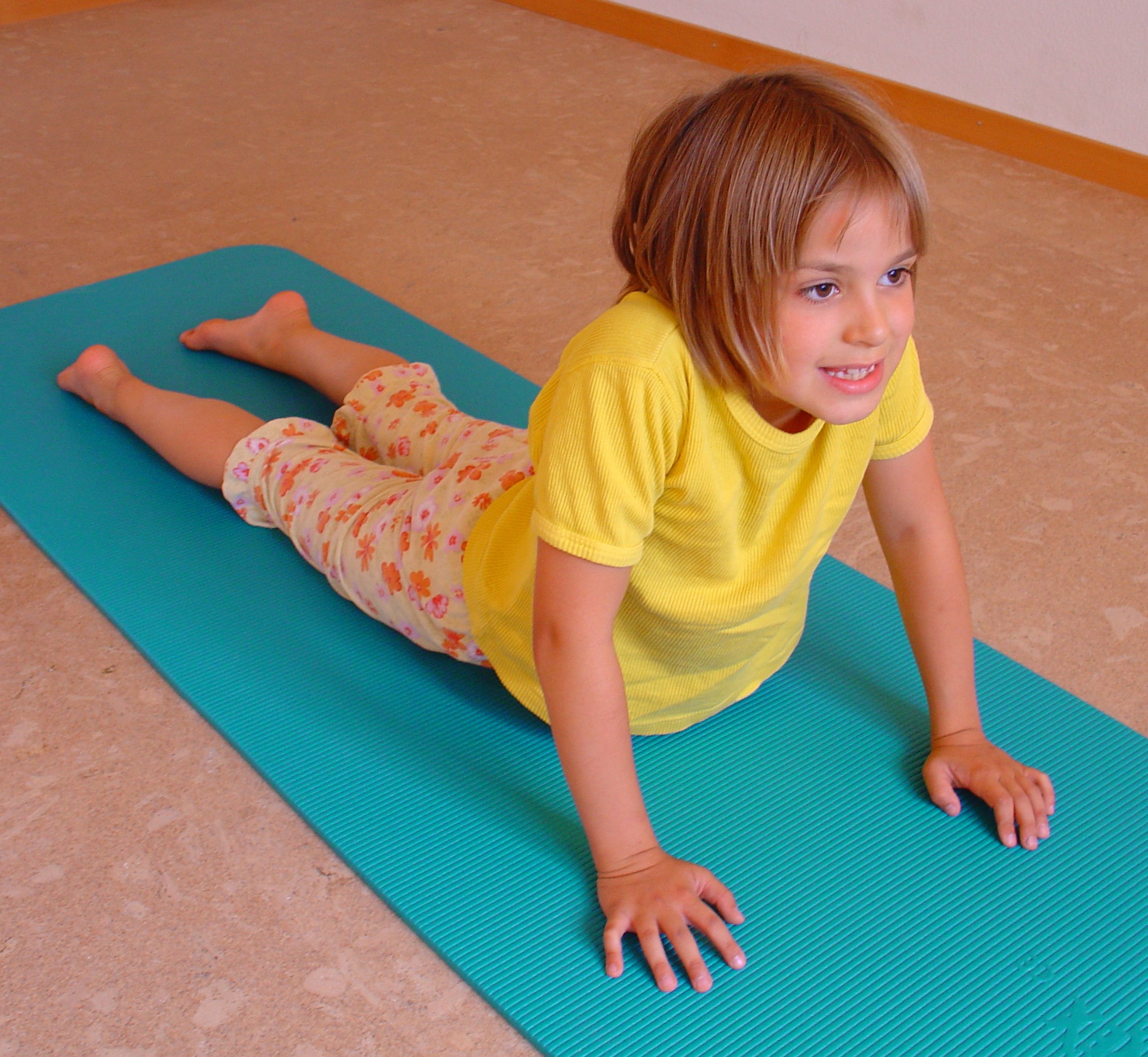 Kind übt Yoga