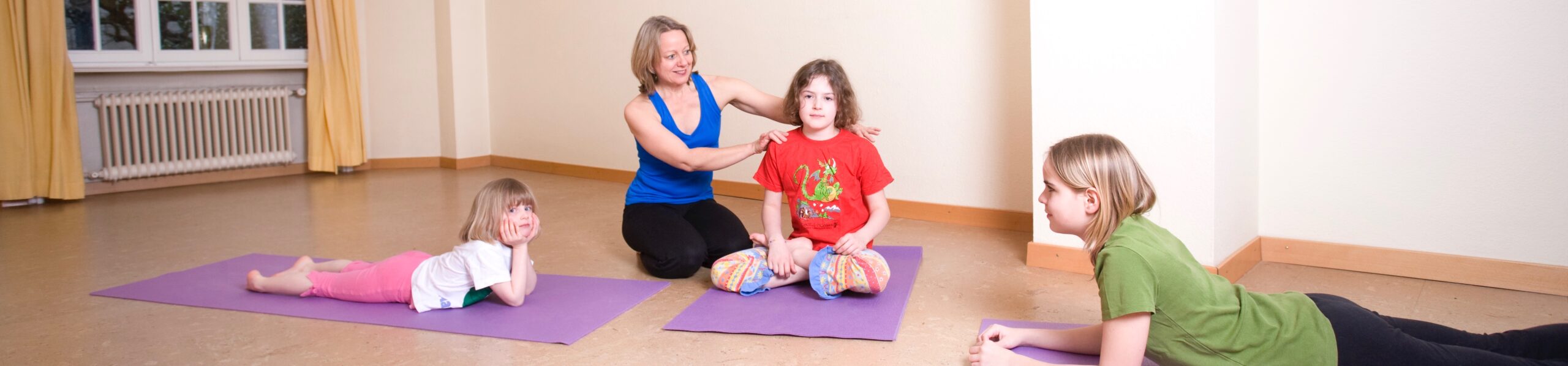 Yoga-Klasse mit Kindern und Lehrerin